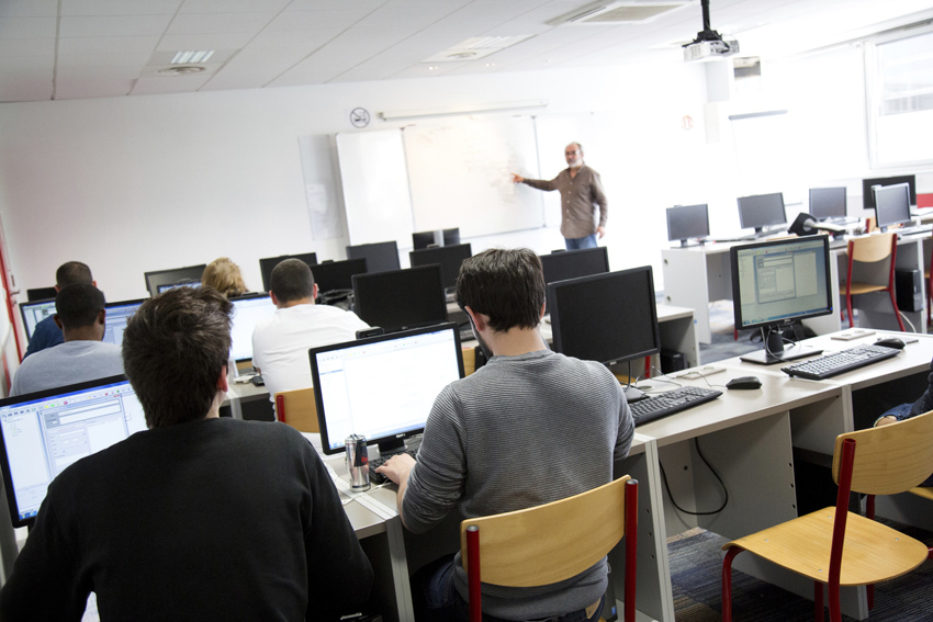 L’école CESI de Nanterre (92) propose des formations en alternance à tous les métiers de l’entreprise