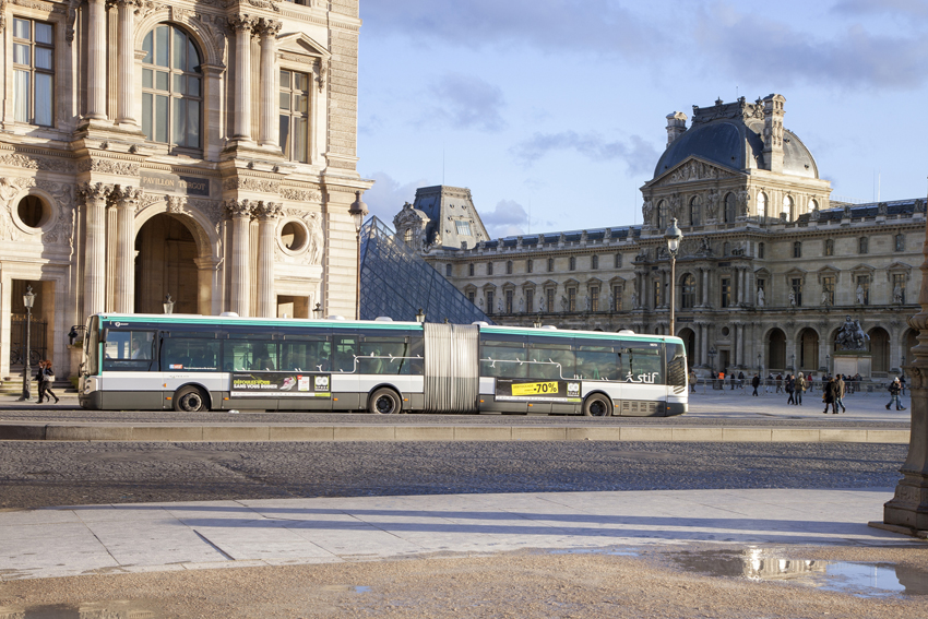 Le bus 95, dans la cour du Louvre